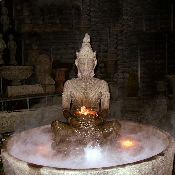 Buddha-Brunnen-im-dunklen-zimmer