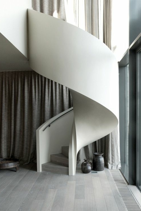 Exterior-moderne-Außentreppe-Spindeltreppe-in-weißer-Farbe