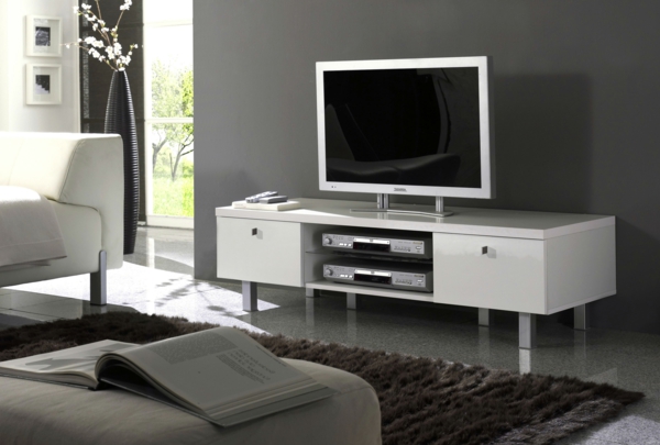 Fernsehschrank-aus-Holz-effektvolles-Design-in--Weiß-Einrichtungsideen-für-das-Wohnzimmer