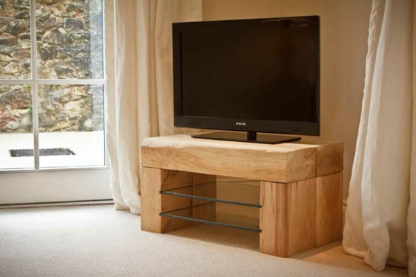 Fernsehtisch-aus-Holz-schlichtes-Design-im-Wohnzimmer