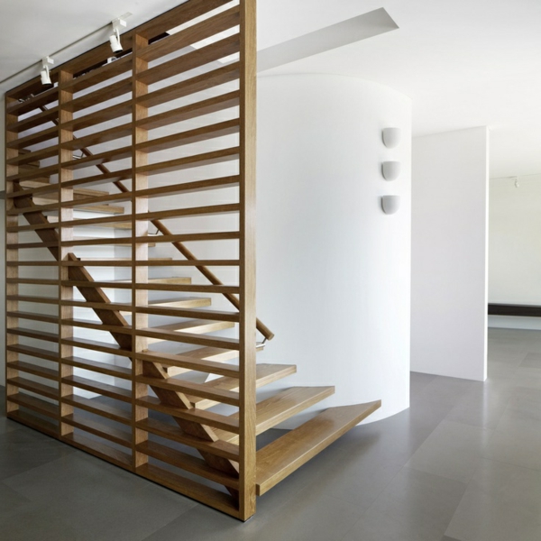 -Innenarchitektur-effektvolles-Design-für-eine-Spindeltreppe-aus-Holz