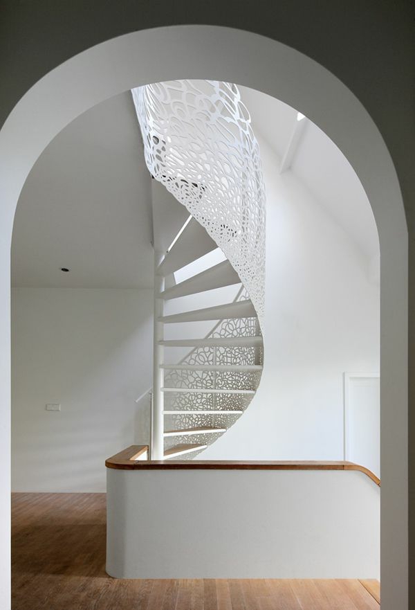 Innenarchitektur-effektvolles-Design-für-eine-Spindeltreppe-in-Weiß