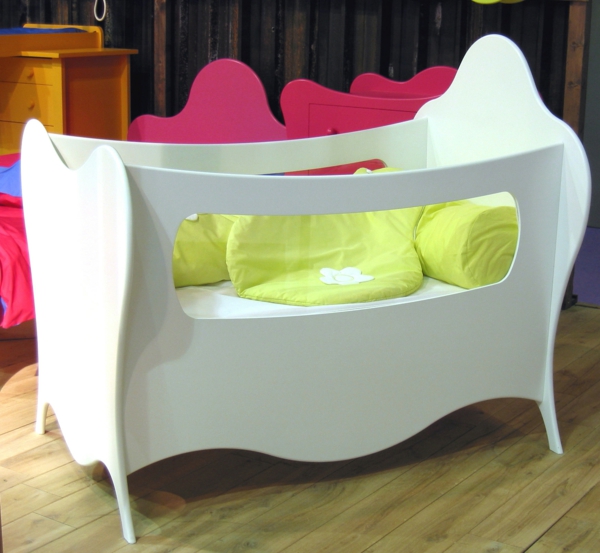 -Interior-Design-Ideen-Babybett-Design-in-weißer-Farbe