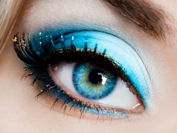 blaue augen schminken - make up in blauer farbe