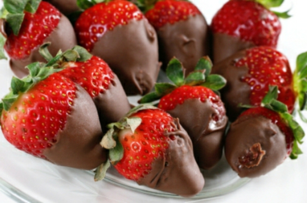 umhüllte-erdbeeren-von-schokolade-besonders-sinnlich-und-süß