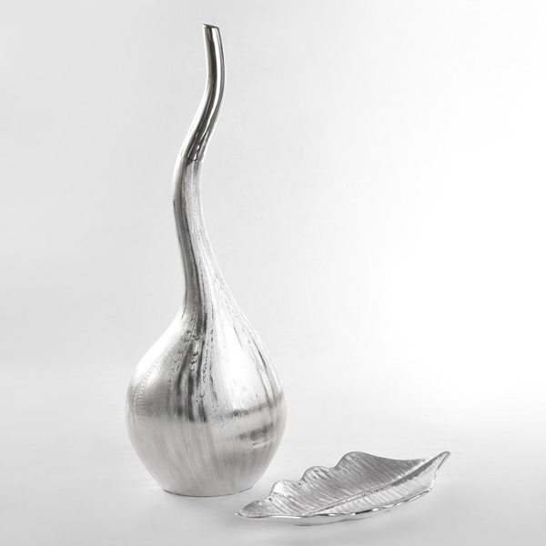 moderne-vase-aus-silber