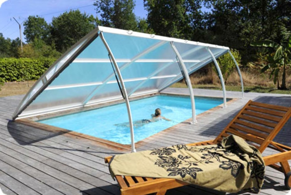 Pool-im-Garten-mit-einer-modernen-Überdachung-Schwimmbadüberdachung-
