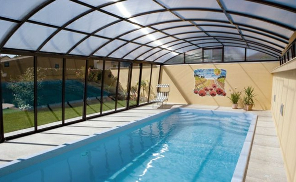 -Pool-im-Garten-mit-einer-modernen-Überdachung-Schwimmbadüberdachung