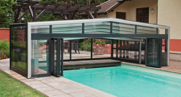 Pool-im-Garten-mit-einer-modernen-Überdachung-Schwimmbadüberdachungßß
