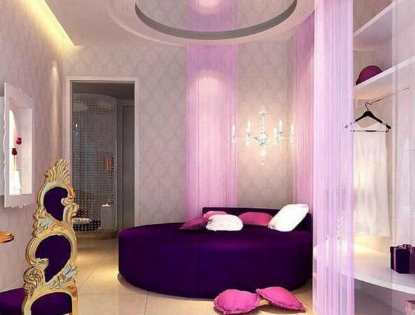 schönes schlafzimmer mit einem lila bett mit runder form