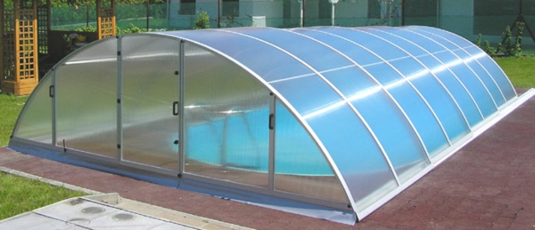 Schwimmbecken-mit-Überdachung-Design-im-Garten-Poolüberdachungen-Tunnelabdeckung