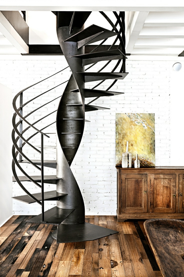 Spiraltreppe-aus-Metall-mit-sehr-schönem-Design