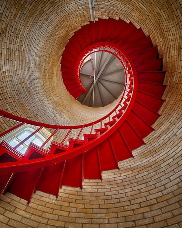 Spiraltreppe-mit-sehr-schönem-Design-in-Rot