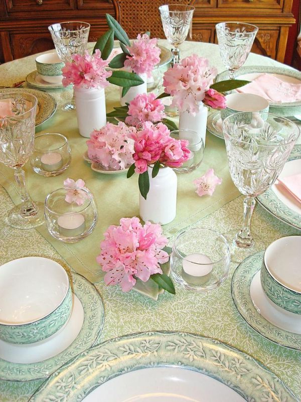 tisch-dekoration-frühling-rosa-grüne-tischdecke-gläser-weiße-vasen