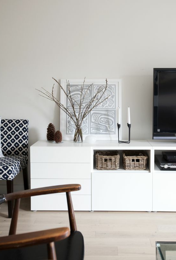 -TV-Schrank-aus-Holz-mit-modernem-Design-in-weißer-Farbe