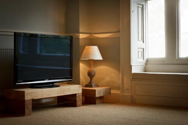 TV-Tisch-Eiche-schönes-Design-moderne-Ideen-für-Zuhause