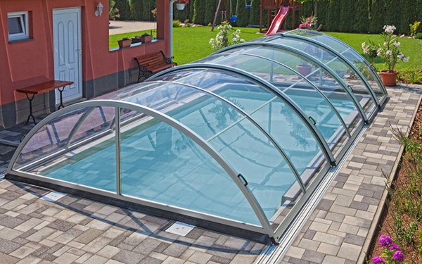 Zenith-Ueberdachung-Pool-moderne-elegante-Poolüberdachungen-mit-schönem-Design