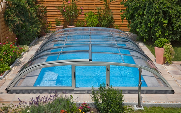 Zenith-Ueberdachung-Pool2-moderne-elegante-Poolüberdachungen-mit-schönem-Design