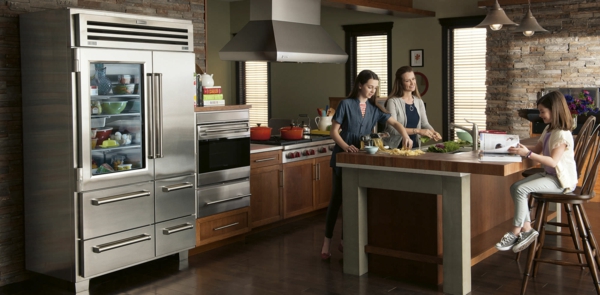 amerikanischer-kühlschrank-design-idee-glastür Glastürkühlschrank-effektvolles-design-in-der-küche-küchenideen-kücheninsel-küchenbar-barstühle