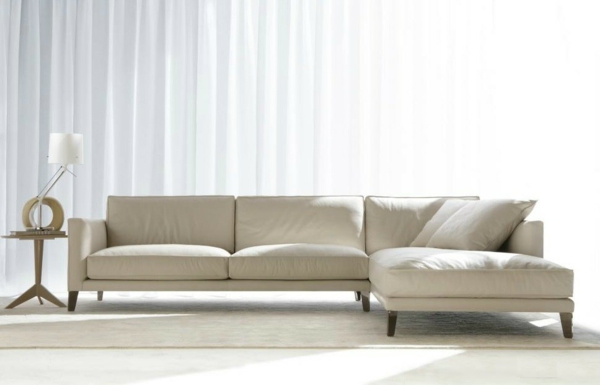 bequeme-couch-beige-farbe-schöne-einrichtungsideen-für-das-wohnzimmer