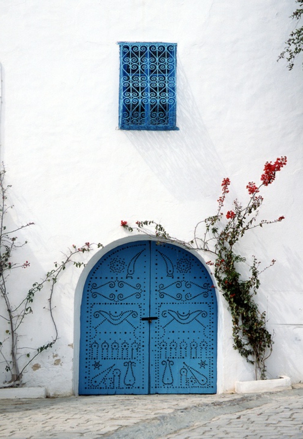 blaue-hauseingangstür-mit-einem-merkwürdigem-design