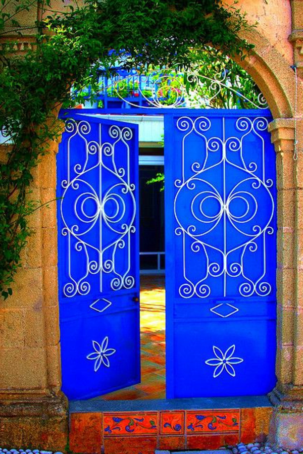 -blaue-hauseingangstür-mit-einem-merkwürdigem-design