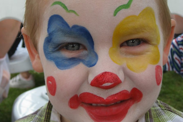 clownschminken - ein junge sieht komisch aus - foto vom nahen genommen