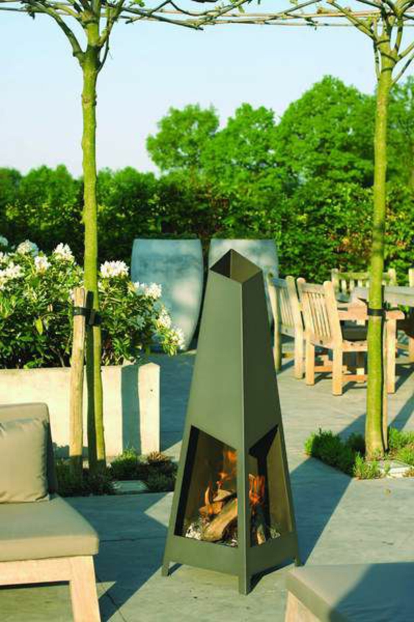 Feuerstelle im Garten - schönes design - und grüne herrliche umgebung
