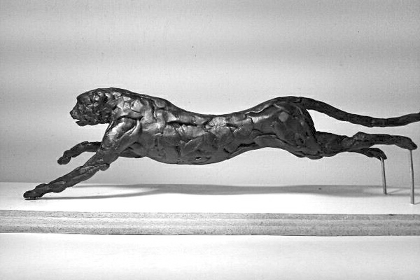 deko-skulpturen-ein-laufender-gepard