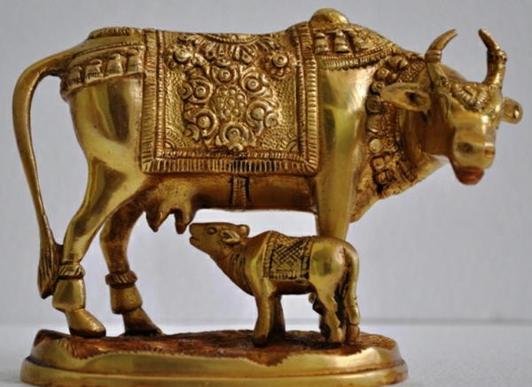 deko-skulpturen-goldener-kuh-mit-seinem-baby