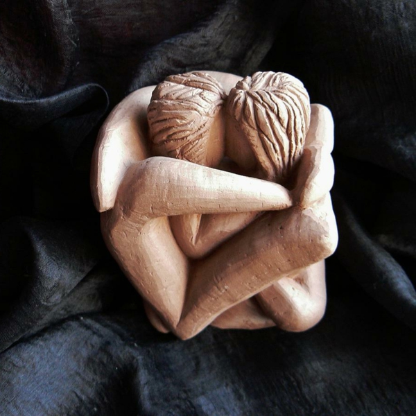 deko-skulpturen-körperfiguren-umarmen-sich