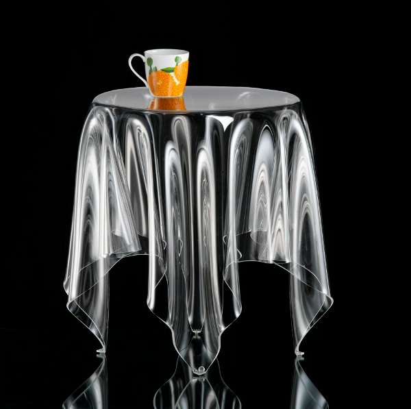 designer-tische-extravagantes-modell-mit-einer-kaffeetasse-darauf