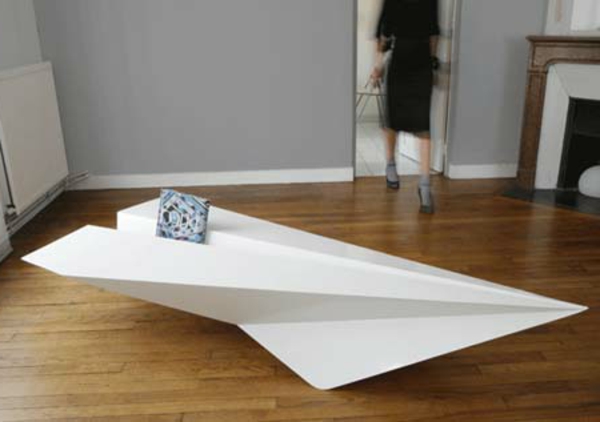 designer-tische-in-der-form-vom-papierflugzeug