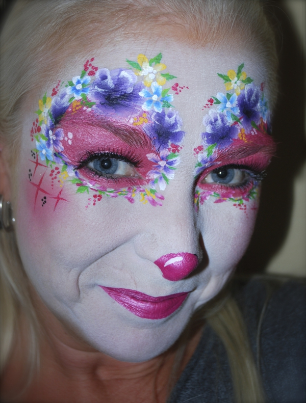 clownschminken - frau mit blumen um den augen - sehr kreatives make up