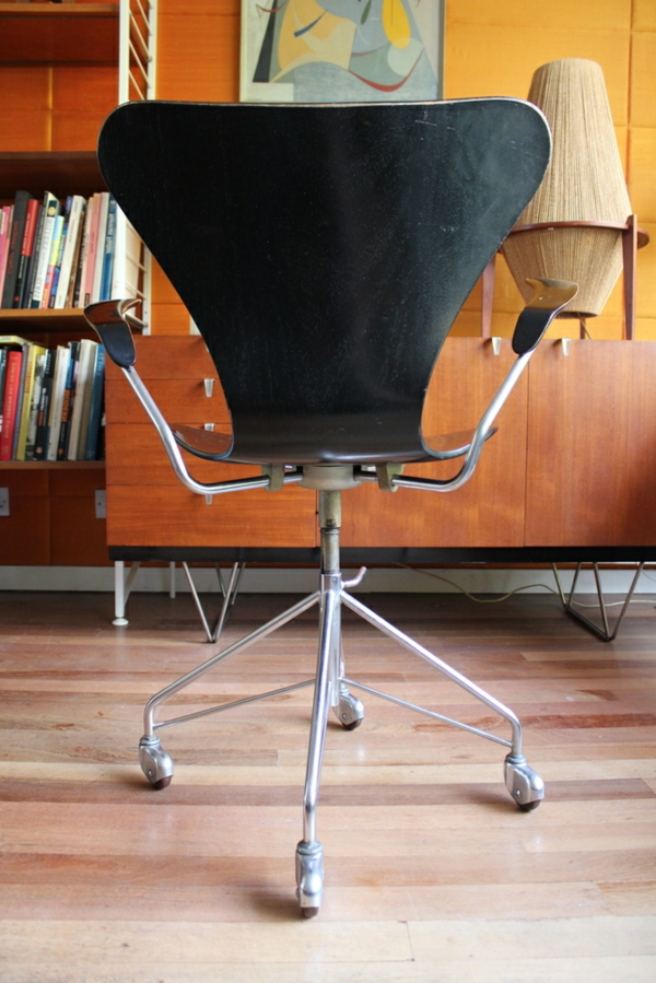 effektvolle-Büromöbel-Schreibtischstühle-mit-modernem-Design