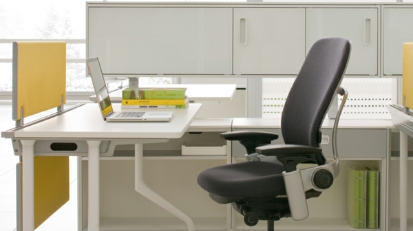 ein-schön-gestaltetes-Büro-mit-bequemem-Stuhl