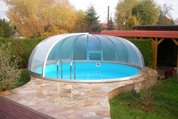 eine-Poolüberdachung-rund-modernes-Design-Pool-mit-Überdachung-Poolüberdachung 