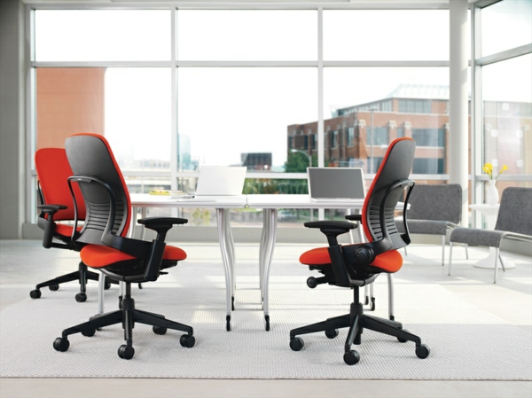 ergonomischer-arbeitsplatz-bürostuhl-in-roter-farbe