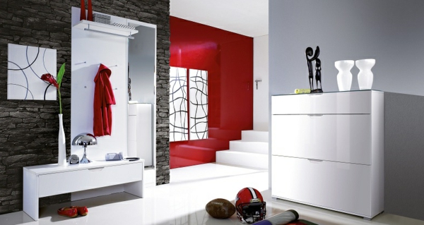 flur-gestalten-dielenmöbel-in-weiß-rote-wandfarbe