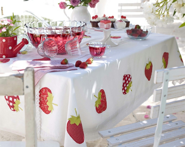 frische-weiße-tisch-decken-mit-erdbeeren