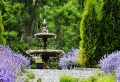 Springbrunnen im Garten für eine herrliche Atmosphäre!