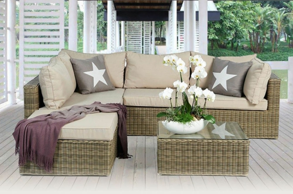 garten-loungemöbel-cooles-sofa-mit-vielen-dekokissen