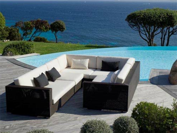 garten-loungemöbel-modernes-ecksofa-neben-einem-pool