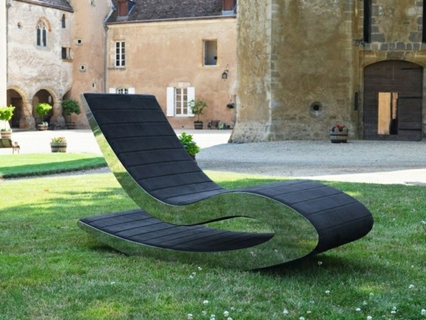 garten-loungemöbel-unglaubliches-design-vom-liegestuhl-mit-weichen-formen