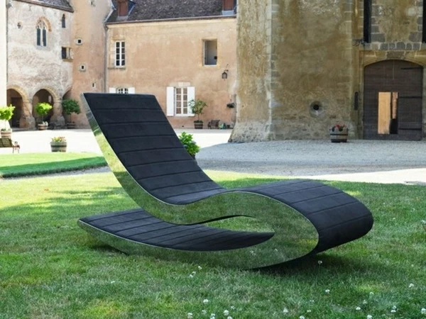 garten-loungemöbel-unglaubliches-design-vom-liegestuhl-mit-weichen-formen