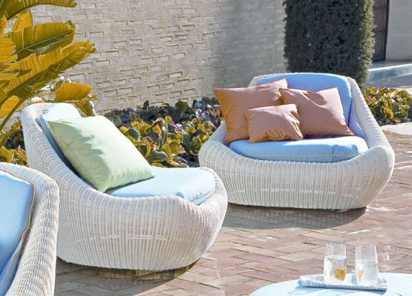 garten-loungemöbel-zwei-moderne-weiße-sessel-mit-dekokissen