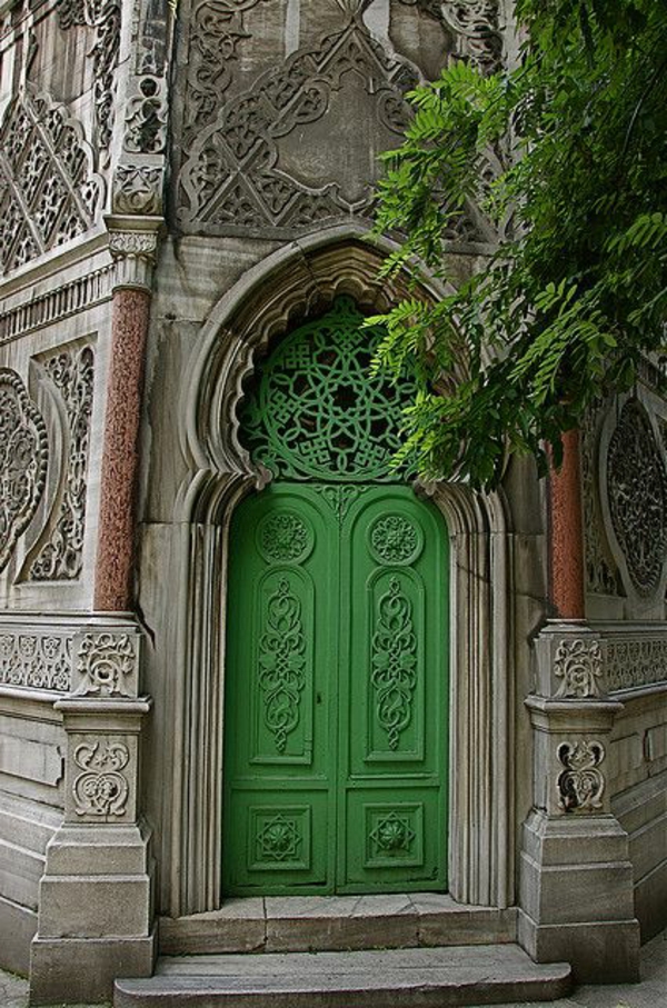 grüne-hauseingangstür-mit-einem-ungewöhnlichem-design