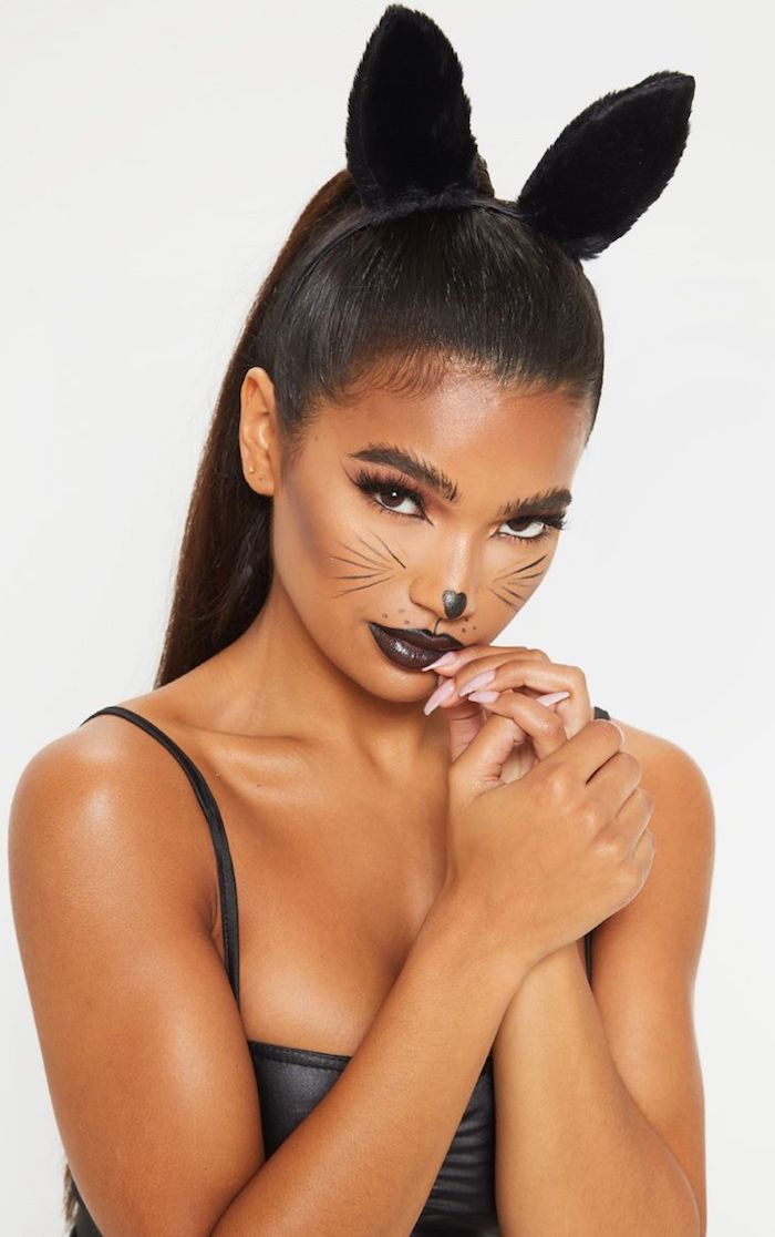 Katze Make up für Halloween, Diadem mit Katzenohren und schwarzes Top, Schnurrhaare und Herz auf Nase malen, schwarzer Lippenstift und Eyeliner 