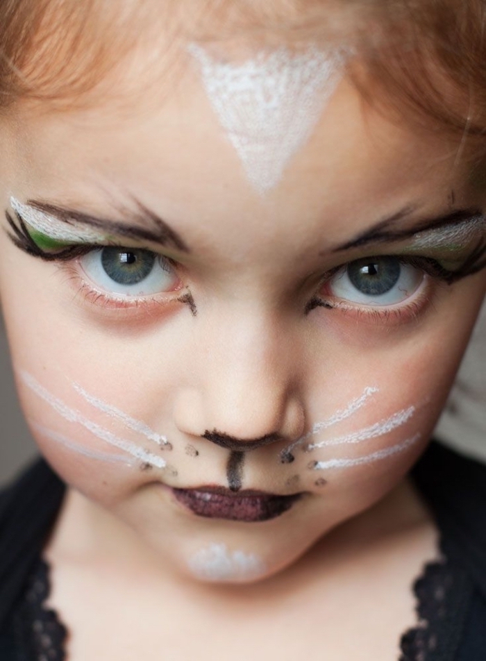 Halloween Make up für Kinder, weiße Schnurrhaare und schwarzer Lippenstift