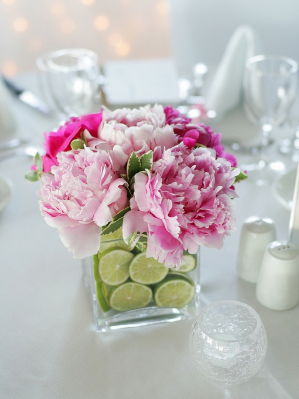 Scnittblumen-in-glas-vase-mit-zitronen-geschnitten-frisch-deko